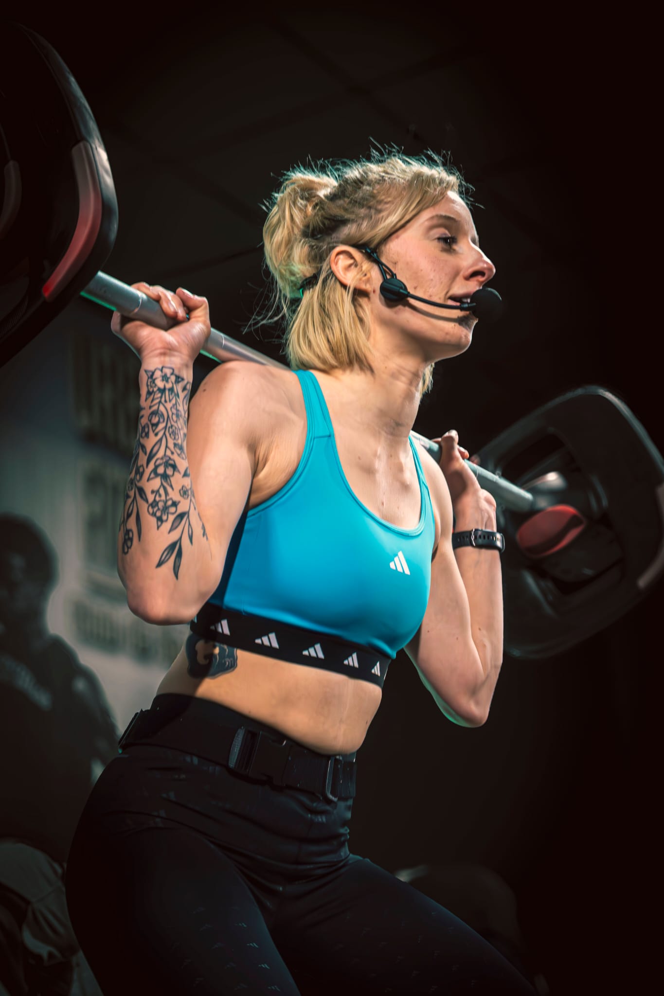 Fleurine, coach fitness à Guidel, en squat barre pendant un cours collectif